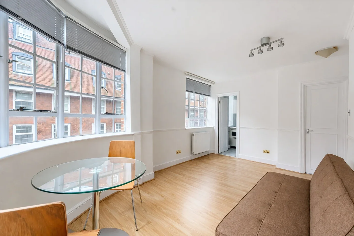 Flat Lucan Place in Greater London