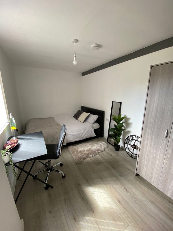 Room Minster Way in Slough
