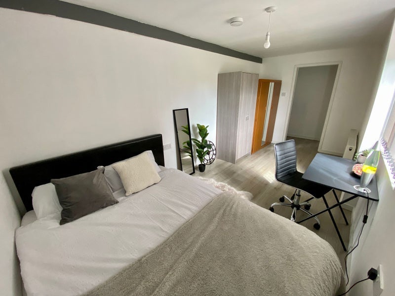 Room Minster Way in Slough