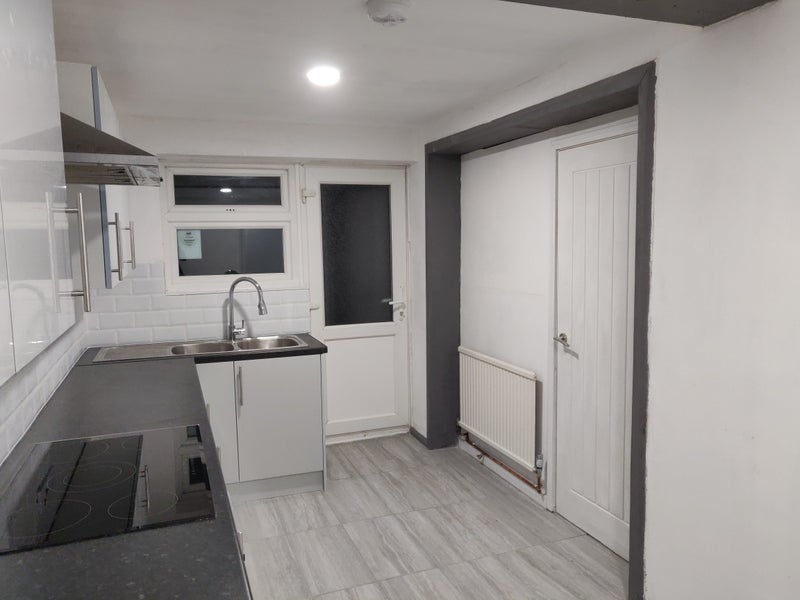 Room Minster Way in Slough