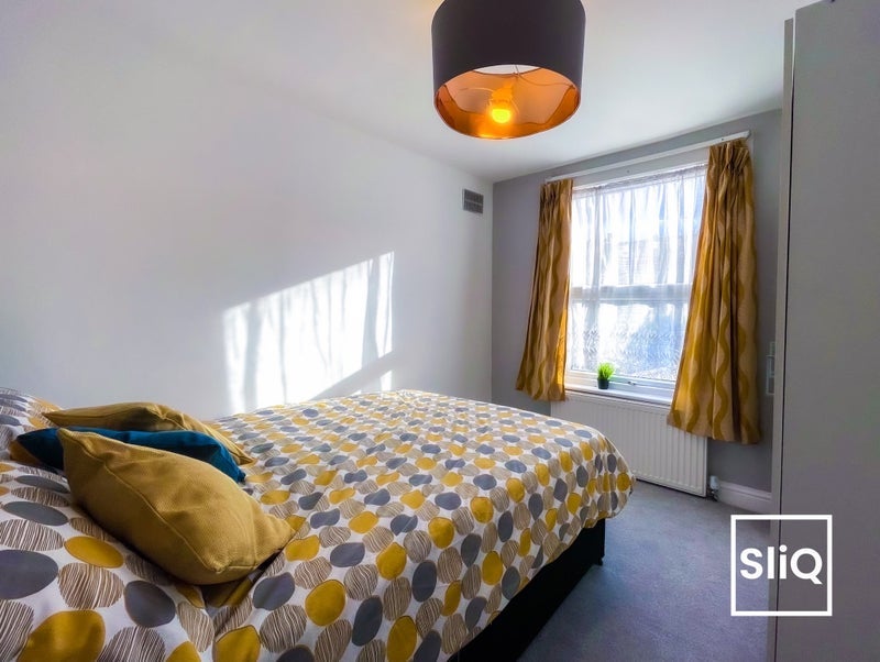 Room Garratt Lane in Greater London