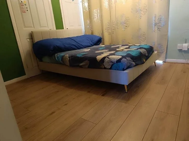 Room Ashdown Walk in Greater London