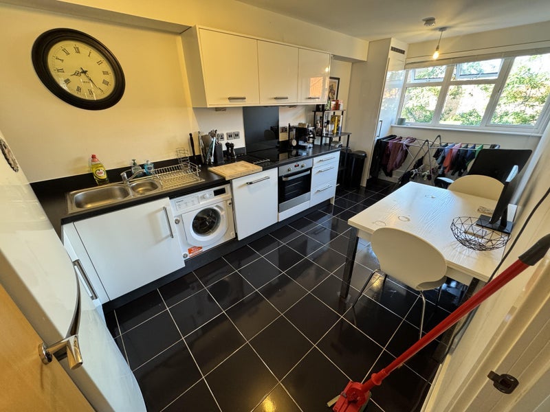 Room Molly Huggins Close in Greater London