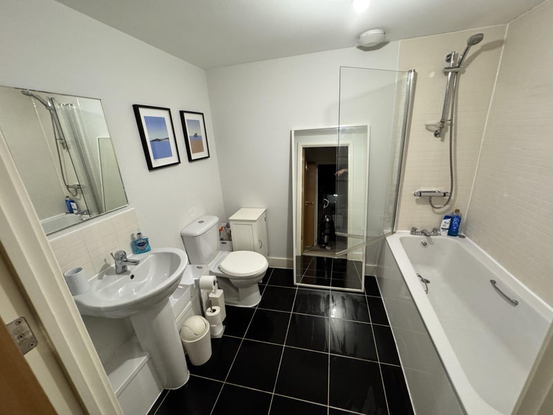 Room Molly Huggins Close in Greater London