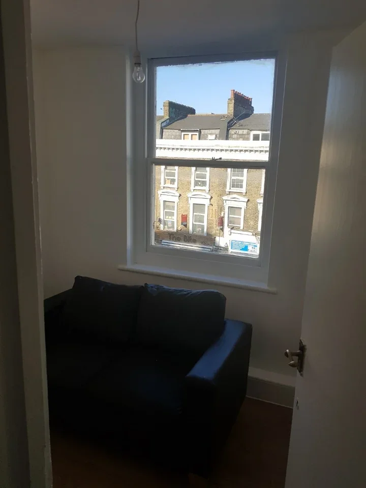 Flat Kingsland Road in Greater London