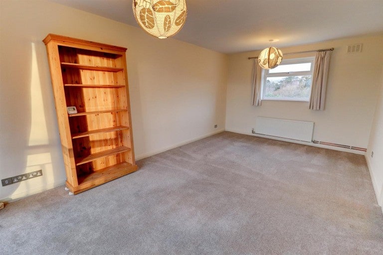Flat Warren Close in Royal Leamington Spa