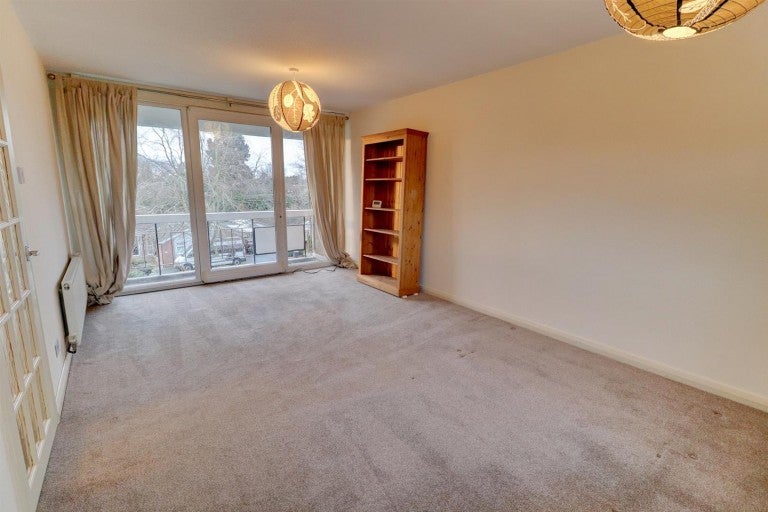 Flat Warren Close in Royal Leamington Spa