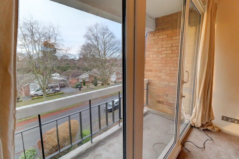 Flat Warren Close in Royal Leamington Spa