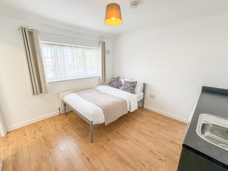 Room Warbank Crescent in Greater London