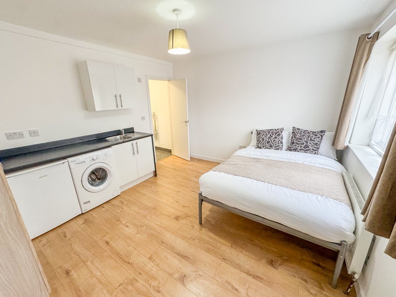 Room Warbank Crescent in Greater London