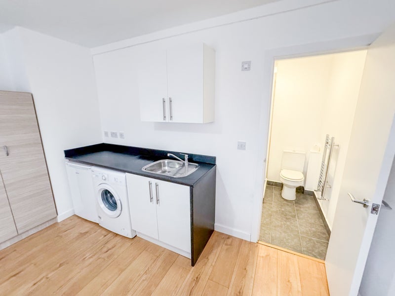 Room Warbank Crescent in Greater London
