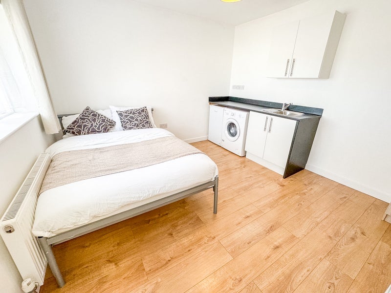 Room Warbank Crescent in Greater London