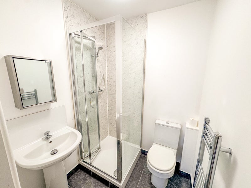 Room Warbank Crescent in Greater London