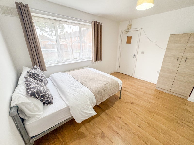 Room Warbank Crescent in Greater London