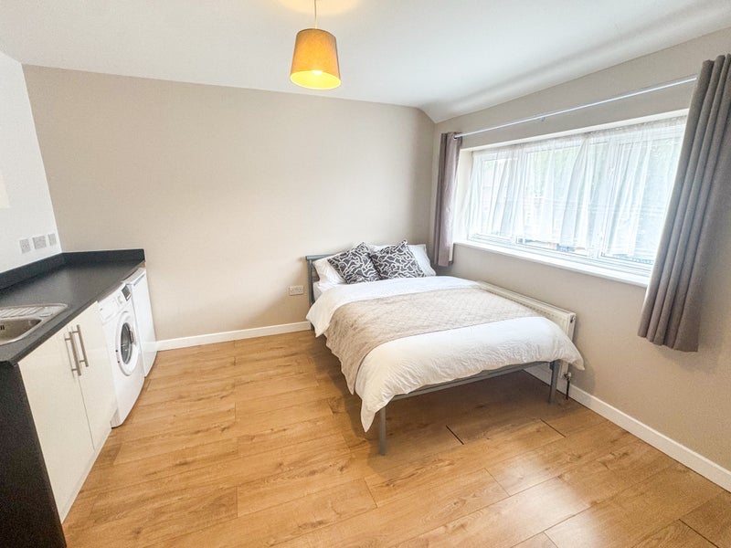 Room Warbank Crescent in Greater London