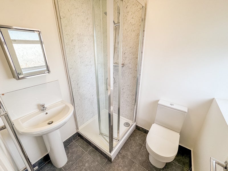 Room Warbank Crescent in Greater London
