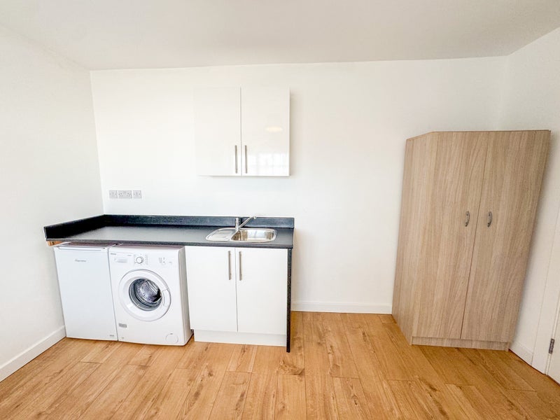 Room Warbank Crescent in Greater London