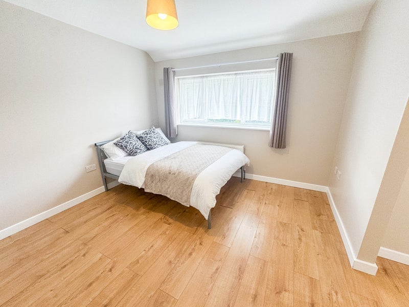 Room Warbank Crescent in Greater London