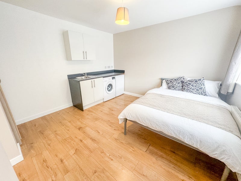 Room Warbank Crescent in Greater London