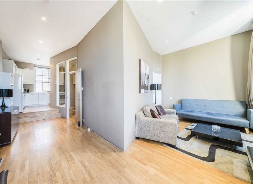 Flat Gloucester Road in Greater London