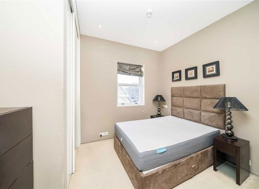 Flat Gloucester Road in Greater London
