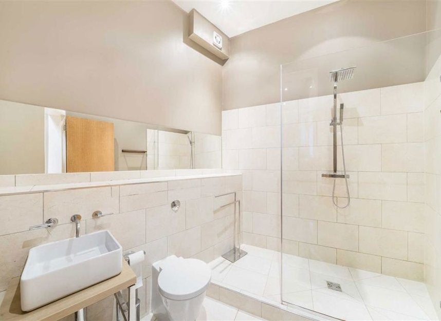 Flat Gloucester Road in Greater London