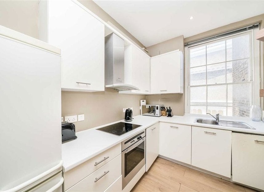 Flat Gloucester Road in Greater London