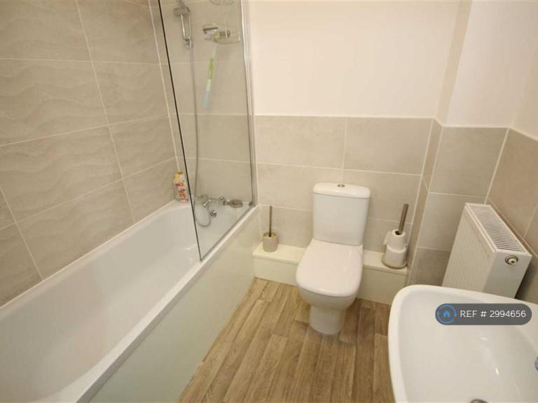 Flat Truscott Avenue in Blunsdon St Andrew