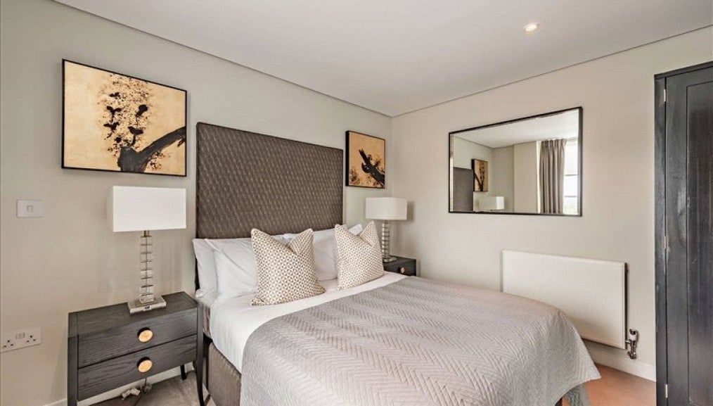 Flat Harbet Road in City of Westminster