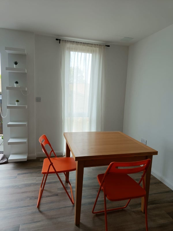 Flat Doyle Road in Greater London