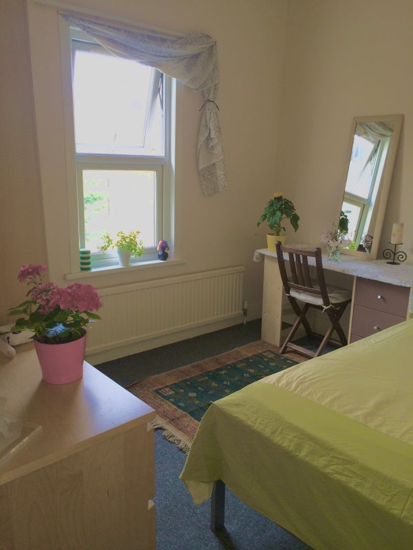Room Curwen Avenue in Greater London