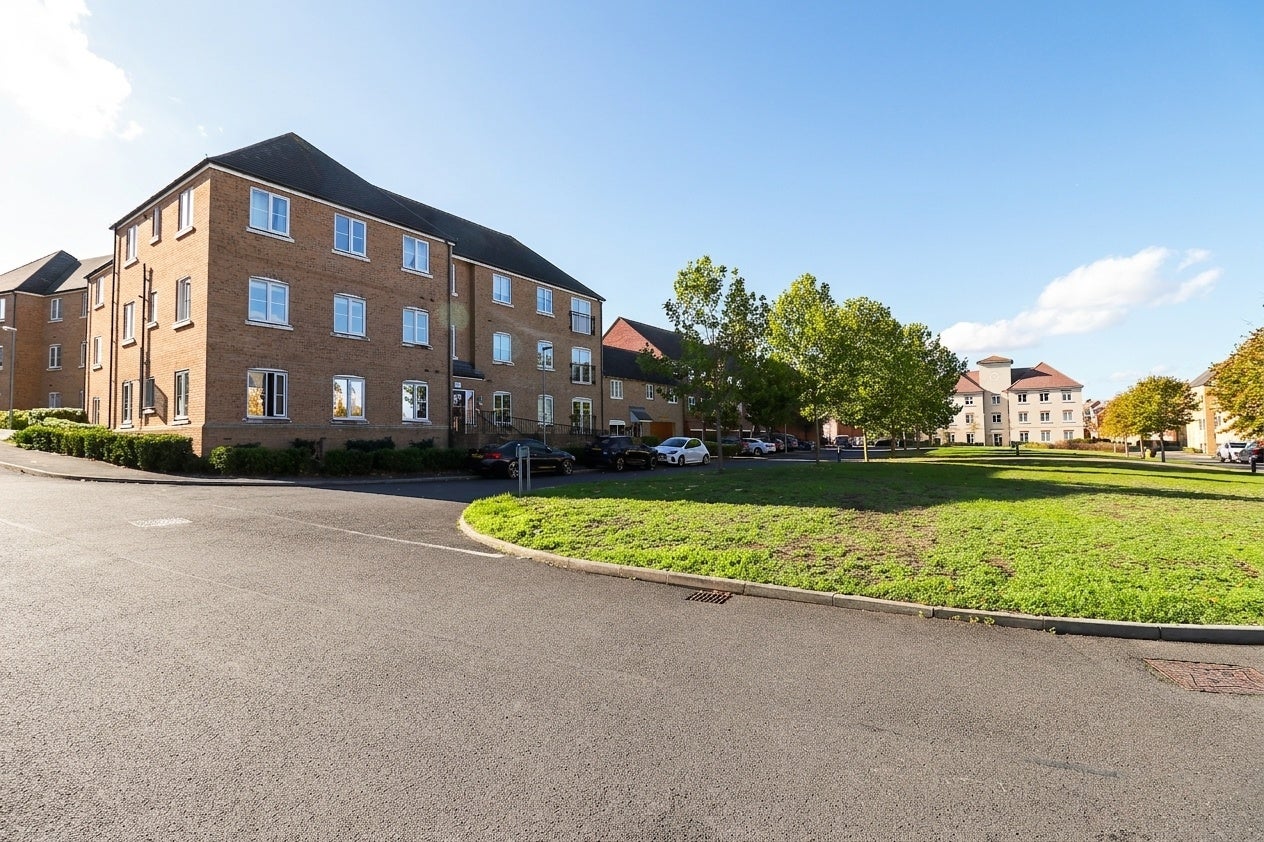 Flat Lewis Mews in Greater London
