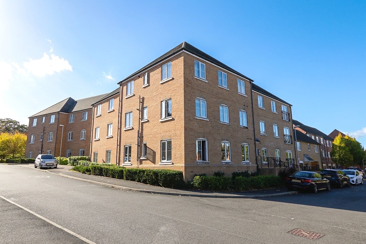 Flat Lewis Mews in Greater London