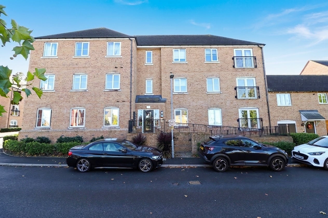 Flat Lewis Mews in Greater London
