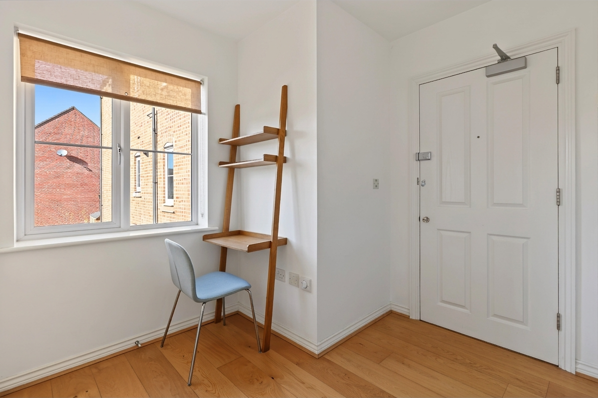 Flat Lewis Mews in Greater London