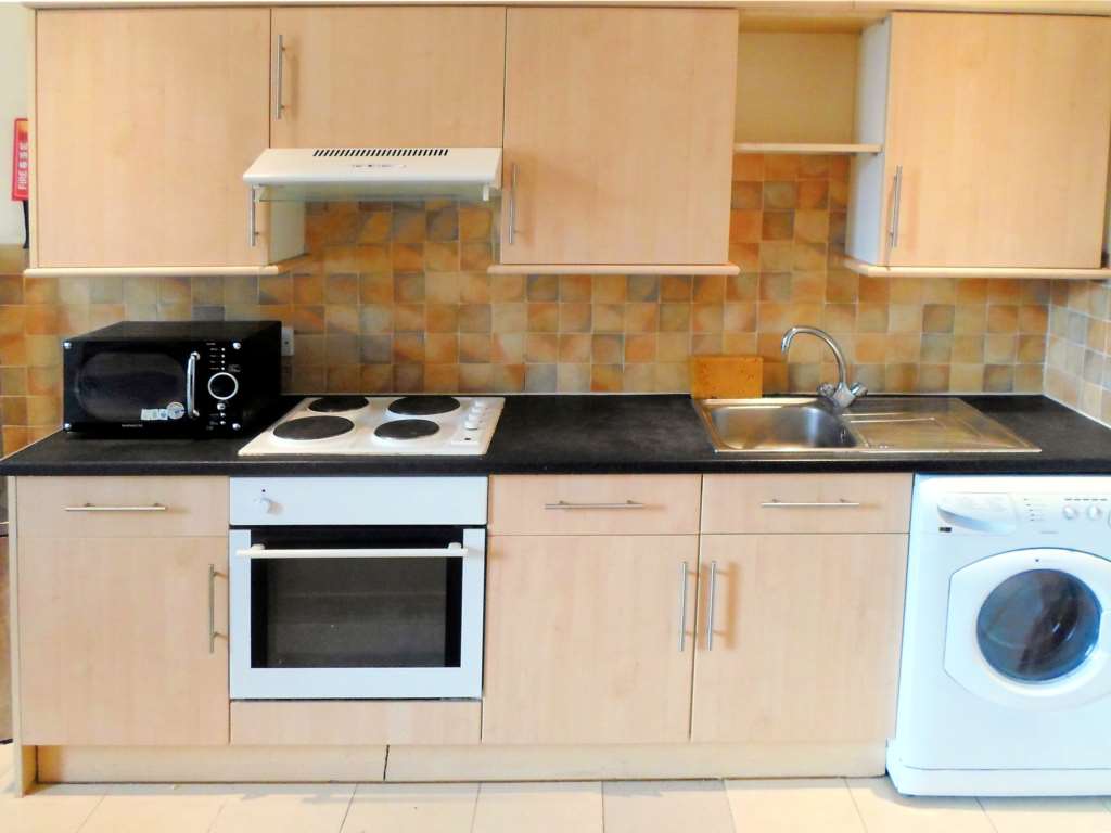 Flat Emanuel Avenue in Greater London