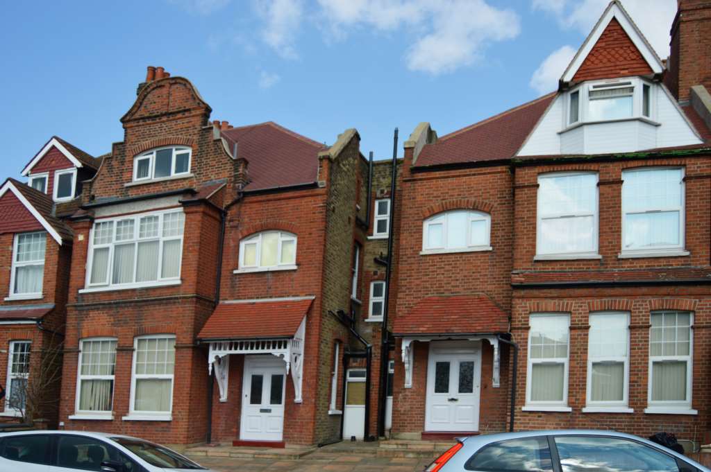 Flat Emanuel Avenue in Greater London
