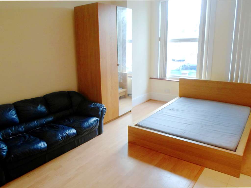 Flat Emanuel Avenue in Greater London