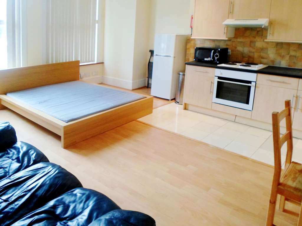 Flat Emanuel Avenue in Greater London