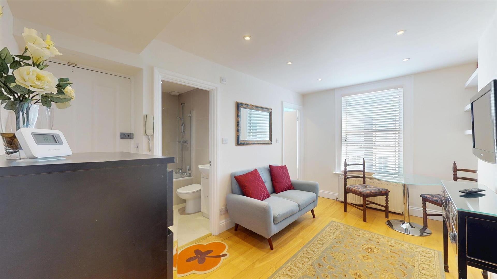 Flat Seagrave Road in Greater London