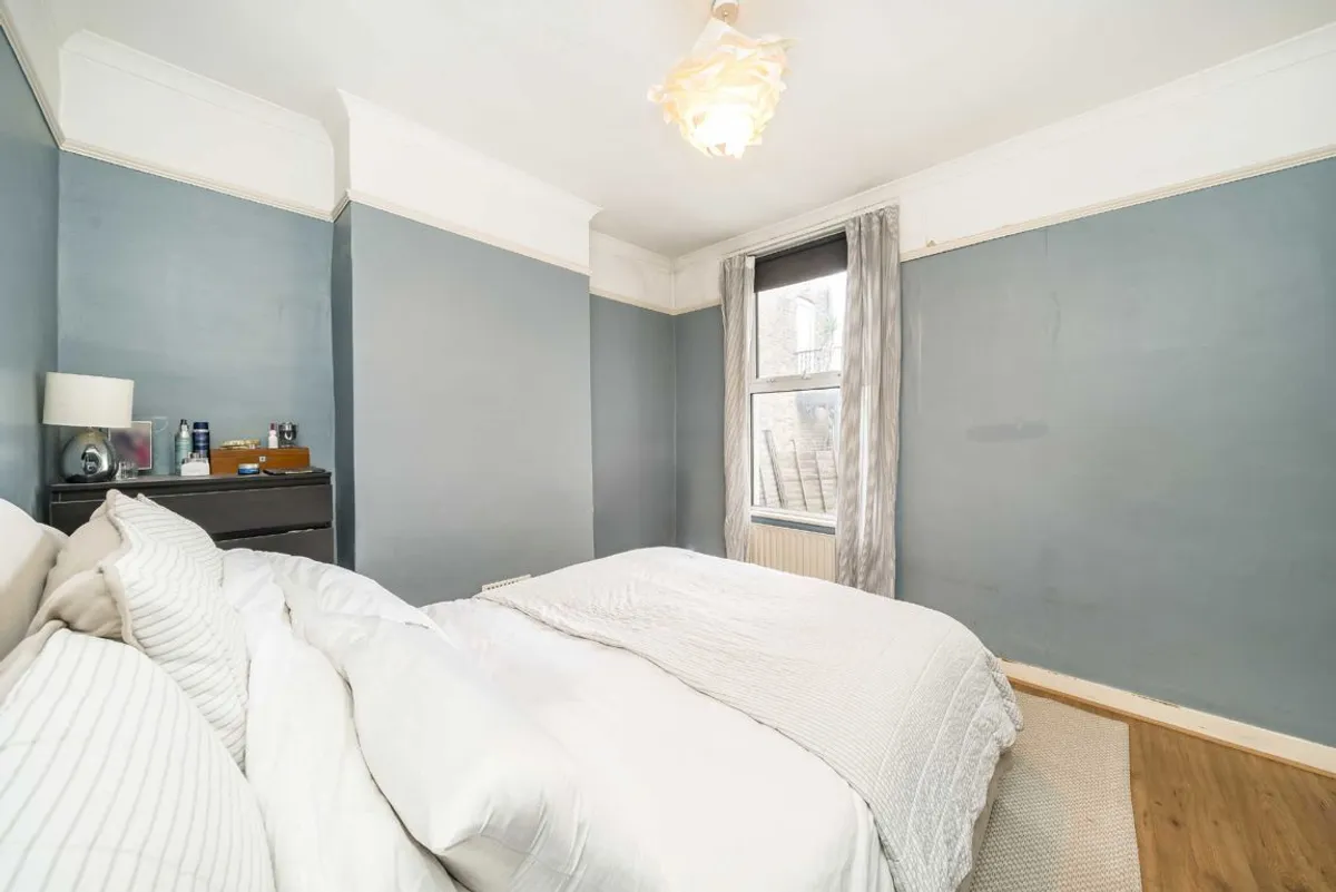 Flat Penwith Road in Greater London