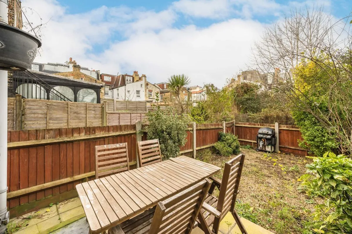 Flat Penwith Road in Greater London