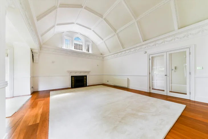 Flat Strathray Gardens in Greater London