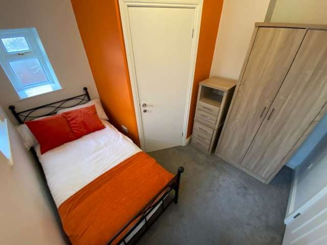 Room Heaton Park Road in Newcastle upon Tyne