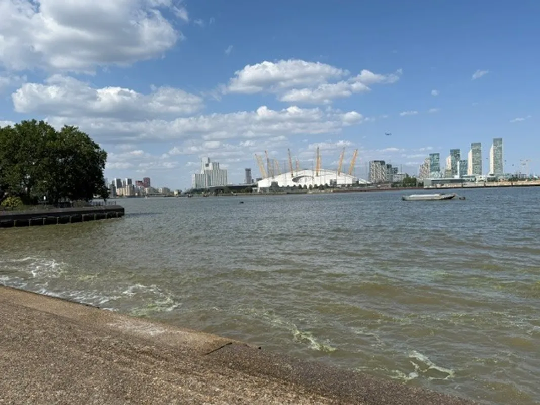 Flat Amsterdam Road in Greater London