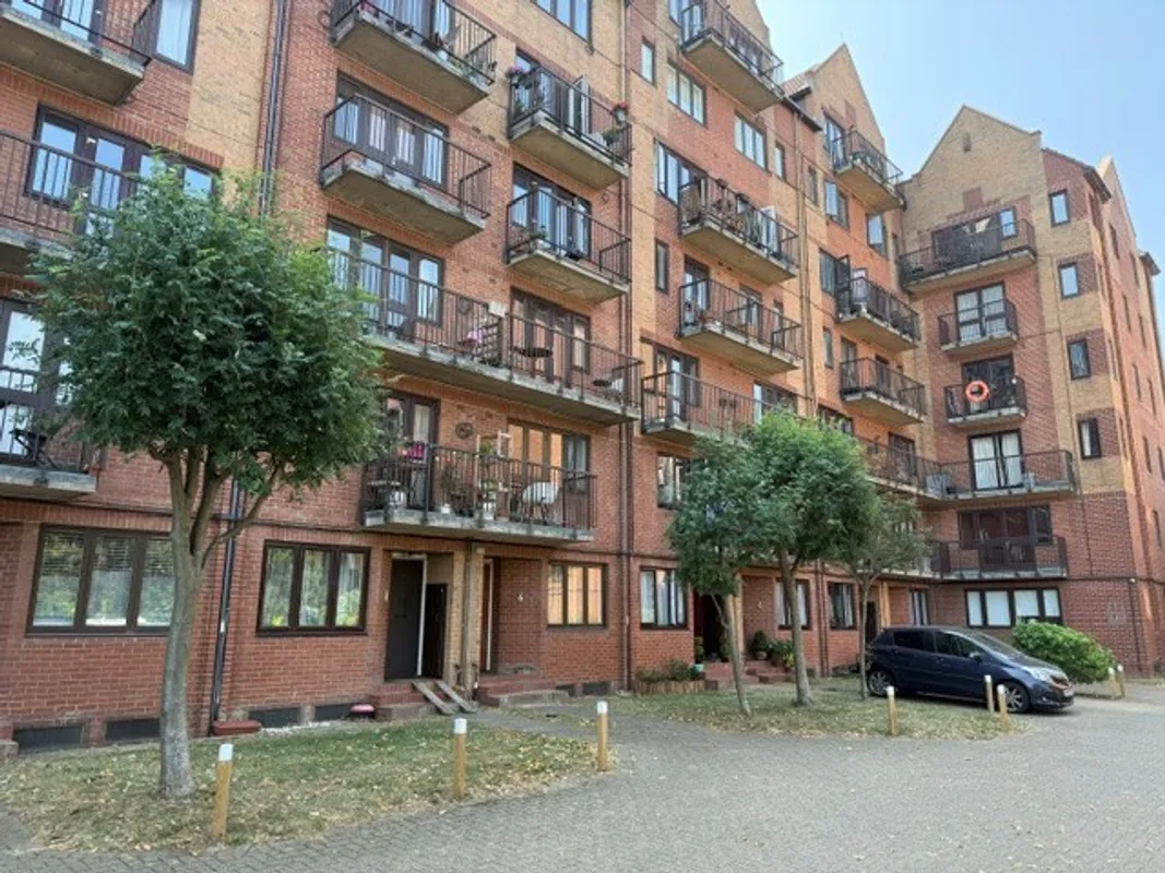 Flat Amsterdam Road in Greater London