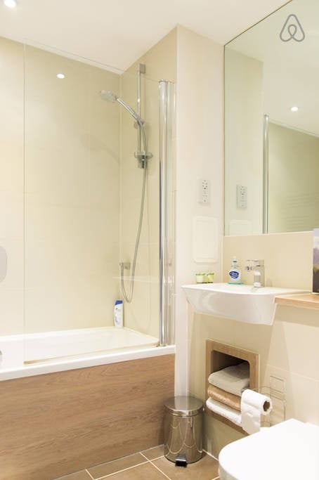 Room Baythorne Street in Greater London