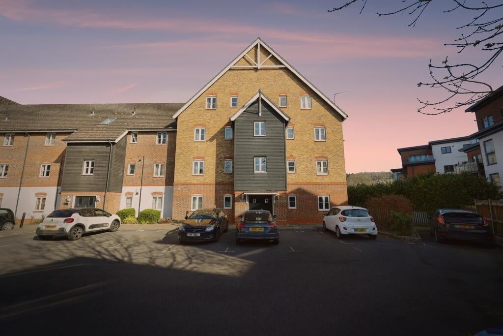Flat Fryers Lane in High Wycombe
