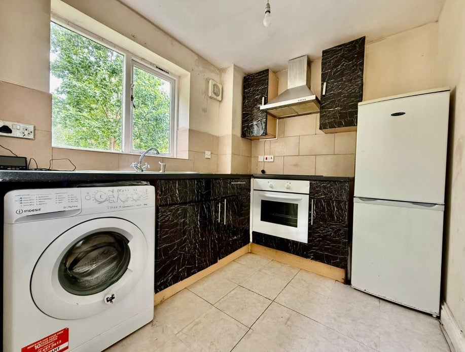Flat Harlinger Street in Greater London