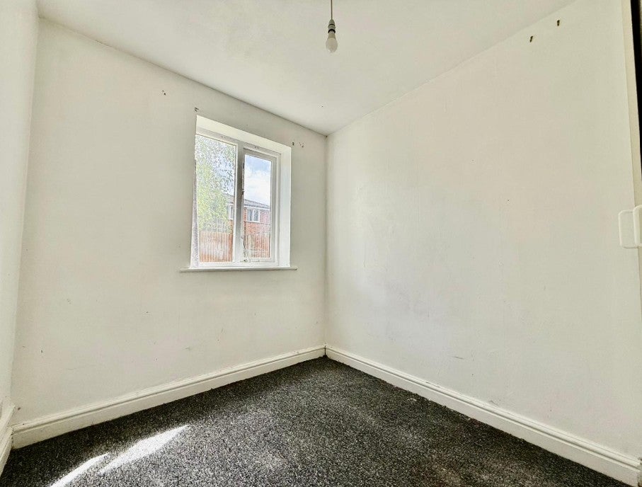 Flat Harlinger Street in Greater London